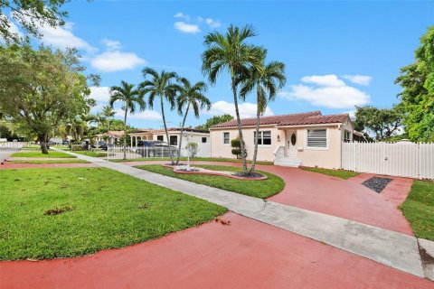 Villa ou maison à vendre à Miami Springs, Floride: 2 chambres, 90.95 m2 № 1316702 - photo 2