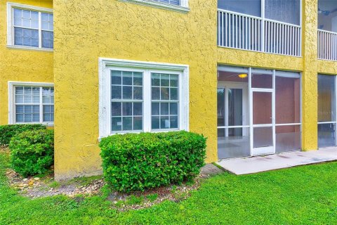 Condo in Land O' Lakes, Florida, 2 bedrooms  № 1342320 - photo 2