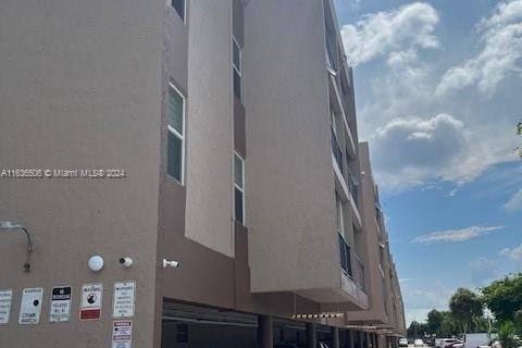 Condominio en venta en Hialeah, Florida, 1 dormitorio, 76.18 m2 № 1309950 - foto 12