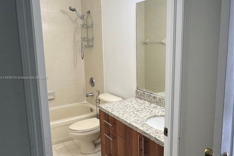 Condo in Hialeah, Florida, 2 bedrooms  № 1309952 - photo 18