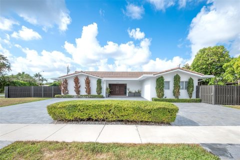 House in Miami, Florida 5 bedrooms, 273.41 sq.m. № 1233741 - photo 2