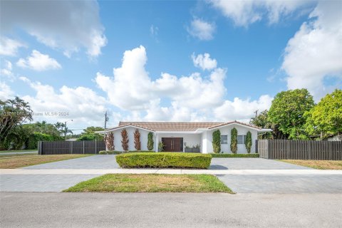 House in Miami, Florida 5 bedrooms, 273.41 sq.m. № 1233741 - photo 3