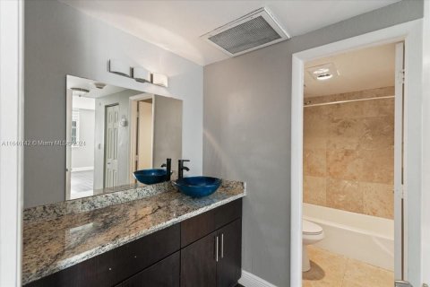 Condo in Sunny Isles Beach, Florida, 1 bedroom  № 1329172 - photo 15