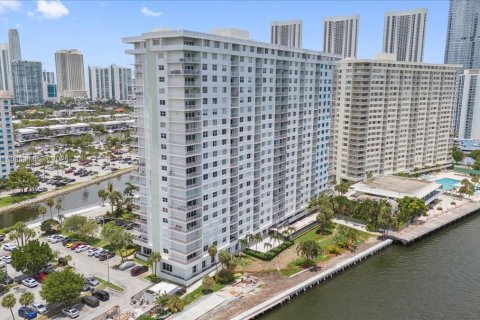 Condo in Sunny Isles Beach, Florida, 1 bedroom  № 1329172 - photo 27