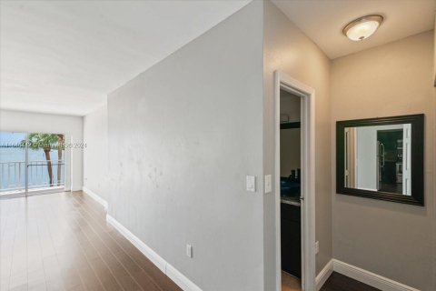 Condo in Sunny Isles Beach, Florida, 1 bedroom  № 1329172 - photo 9