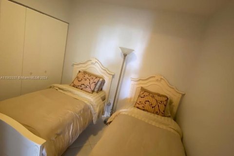 Condo in Surfside, Florida, 2 bedrooms  № 1098279 - photo 21