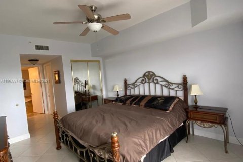 Condominio en venta en Surfside, Florida, 2 dormitorios, 117.06 m2 № 1098279 - foto 26