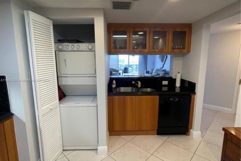 Condominio en venta en Surfside, Florida, 2 dormitorios, 117.06 m2 № 1098279 - foto 18