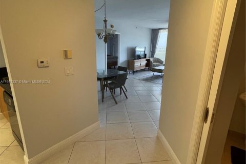 Condominio en venta en Surfside, Florida, 2 dormitorios, 117.06 m2 № 1098279 - foto 2