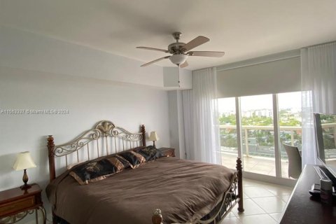 Condominio en venta en Surfside, Florida, 2 dormitorios, 117.06 m2 № 1098279 - foto 25