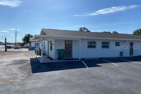 Commercial property in Port Charlotte, Florida 319.58 sq.m. № 671862 - photo 1