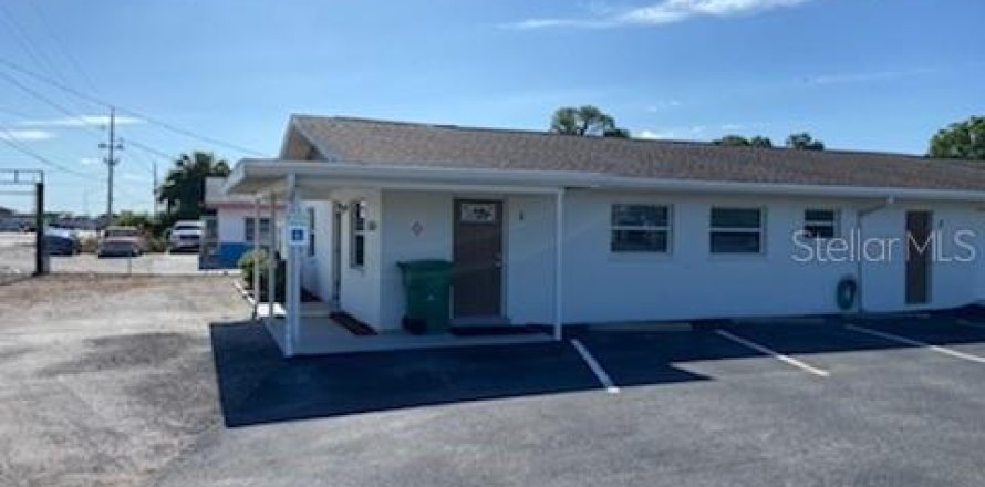 Commercial property in Port Charlotte, Florida 319.58 sq.m. № 671862
