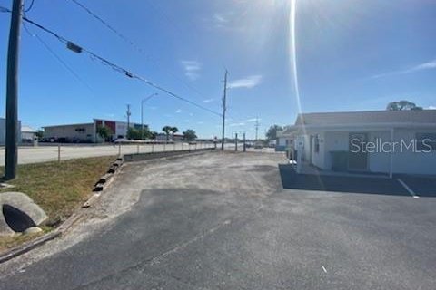 Immobilier commercial à vendre à Port Charlotte, Floride: 319.58 m2 № 671862 - photo 4