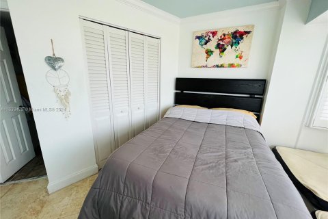 Condo in Miami Beach, Florida, 2 bedrooms  № 1315979 - photo 23