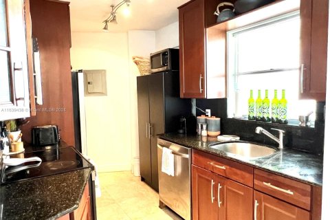 Condo in Miami Beach, Florida, 2 bedrooms  № 1315979 - photo 28