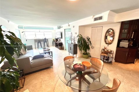 Condo in Miami Beach, Florida, 2 bedrooms  № 1315979 - photo 12