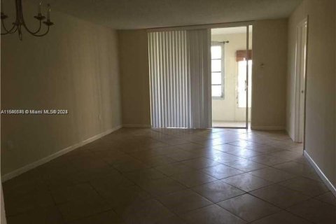 Condo in Sunrise, Florida, 2 bedrooms  № 1315933 - photo 4