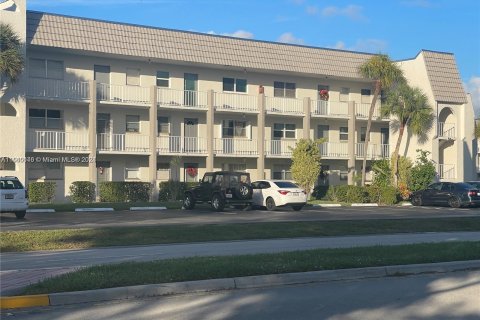 Condo in Sunrise, Florida, 2 bedrooms  № 1315933 - photo 1