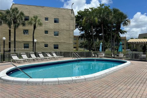 Condo in Sunrise, Florida, 2 bedrooms  № 1315933 - photo 13