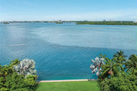 Terreno en venta en Bal Harbour, Florida № 1315896 - foto 1