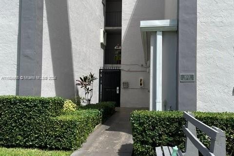 Condominio en alquiler en Miami, Florida, 1 dormitorio, 72.46 m2 № 1352029 - foto 1