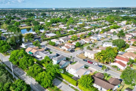 House in Sunrise, Florida 4 bedrooms, 208.57 sq.m. № 1224549 - photo 1