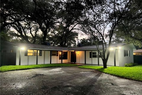House in Dania Beach, Florida 4 bedrooms, 195.84 sq.m. № 1210426 - photo 1