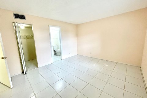 Condo in Tamarac, Florida, 1 bedroom  № 878627 - photo 13