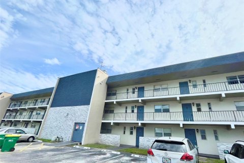 Condo in Tamarac, Florida, 1 bedroom  № 878627 - photo 23