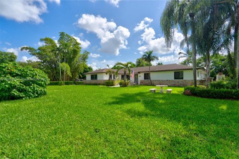 House in Miami, Florida 5 bedrooms, 302.86 sq.m. № 1316459 - photo 28