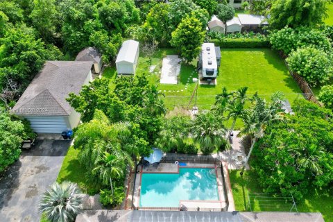 House in Miami, Florida 5 bedrooms, 302.86 sq.m. № 1316459 - photo 24