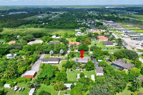 House in Miami, Florida 5 bedrooms, 302.86 sq.m. № 1316459 - photo 15