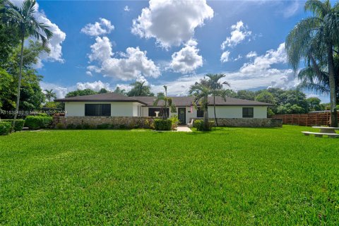 House in Miami, Florida 5 bedrooms, 302.86 sq.m. № 1316459 - photo 2