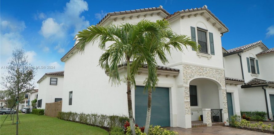 Townhouse in Homestead, Florida 3 bedrooms, 157.47 sq.m. № 1239756