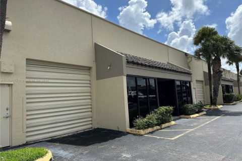 Commercial property in Hialeah, Florida № 1232326 - photo 10