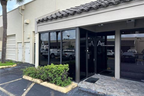 Commercial property in Hialeah, Florida № 1232326 - photo 1