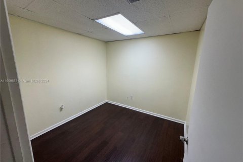 Commercial property in Hialeah, Florida № 1232326 - photo 5