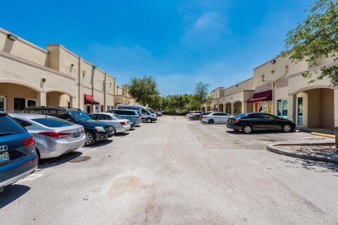 Propiedad comercial en venta en Miami, Florida № 1389704 - foto 3