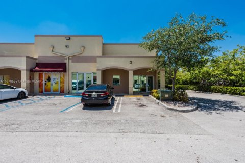 Commercial property in Miami, Florida № 1389704 - photo 1