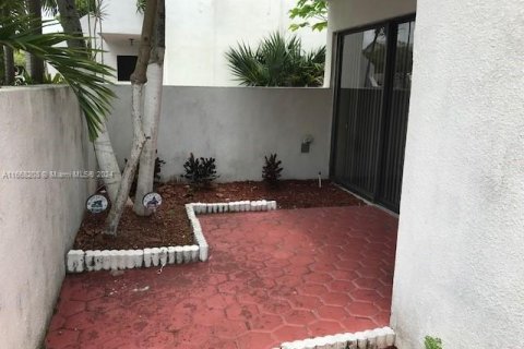 Condo in Miami, Florida, 2 bedrooms  № 1389749 - photo 2