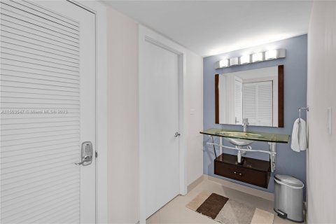 Condo in Miami Beach, Florida, 2 bedrooms  № 911503 - photo 11