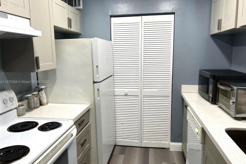 Condo in Sunrise, Florida, 1 bedroom  № 1394774 - photo 4