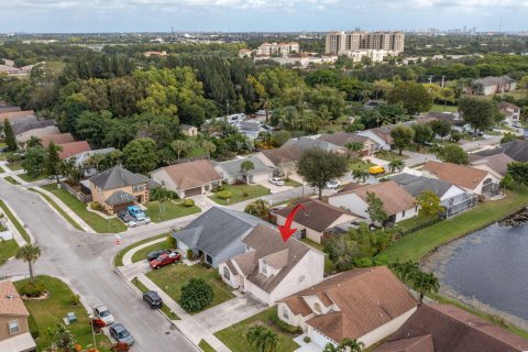 Villa ou maison à vendre à West Palm Beach, Floride: 3 chambres, 178.74 m2 № 830679 - photo 2