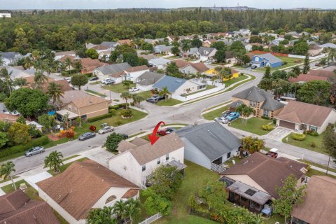 House in West Palm Beach, Florida 3 bedrooms, 178.74 sq.m. № 830679 - photo 1