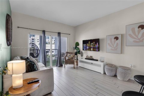 Condo in Miami, Florida, 2 bedrooms  № 1209478 - photo 7