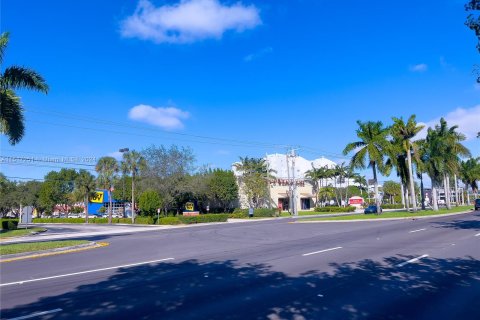 Immobilier commercial à vendre à Sweetwater, Floride № 986525 - photo 2