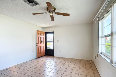 Condo in New Port Richey, Florida, 2 bedrooms  № 1256071 - photo 8