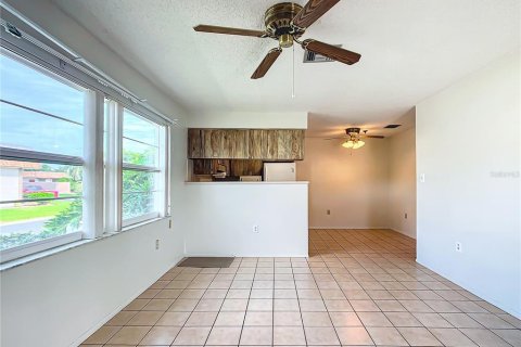 Condo in New Port Richey, Florida, 2 bedrooms  № 1256071 - photo 11