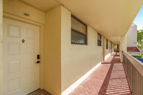 Condo in Oakland Park, Florida, 2 bedrooms  № 1007692 - photo 1