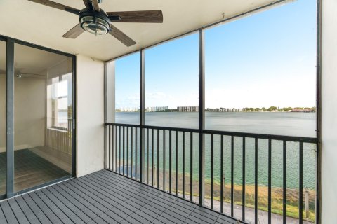 Condominio en venta en Oakland Park, Florida, 2 dormitorios, 85.47 m2 № 1007692 - foto 12